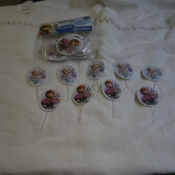 Wilton Disney Frozen 24 Cups/picks - Picture 1 of 4